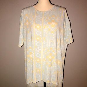 LULAROE Irma  Tunic Short Sleeves.